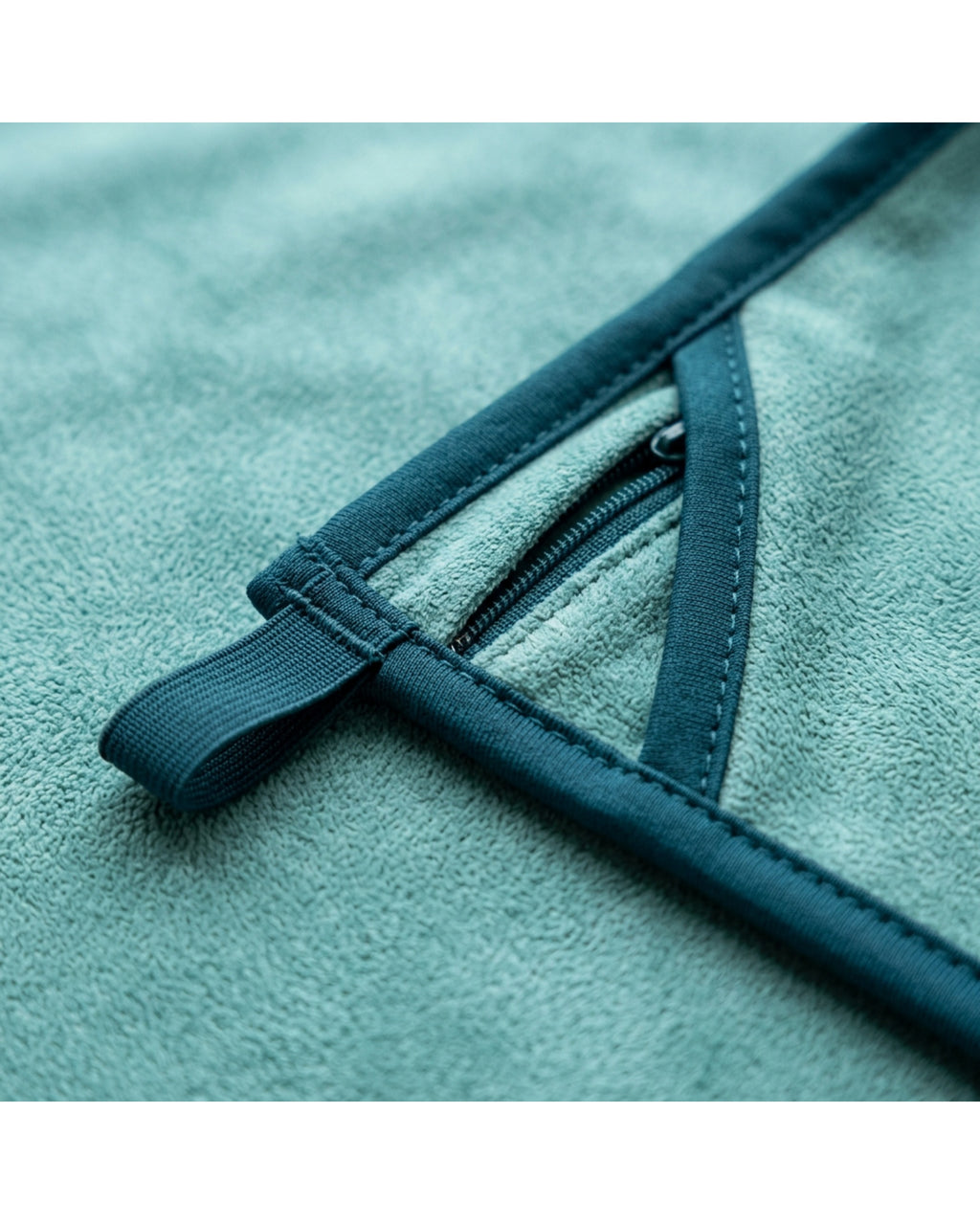 Xmkpf Suede Microfiber Fitness Towel with Zipper Pocket 82 x 34 cm Sea Green - Detail view